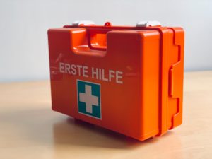 Das Foto zeigt einen Erste-Hilfe-Koffer.